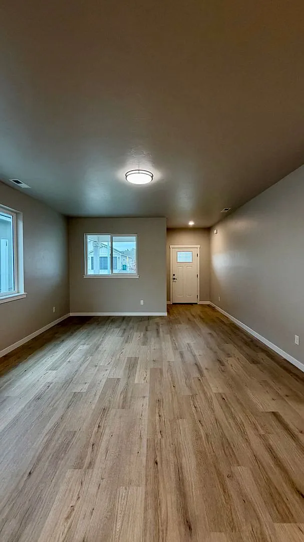 Gorgeous, Brand New 3 bed, 2 ba- South Orchard Location! — Photo 2