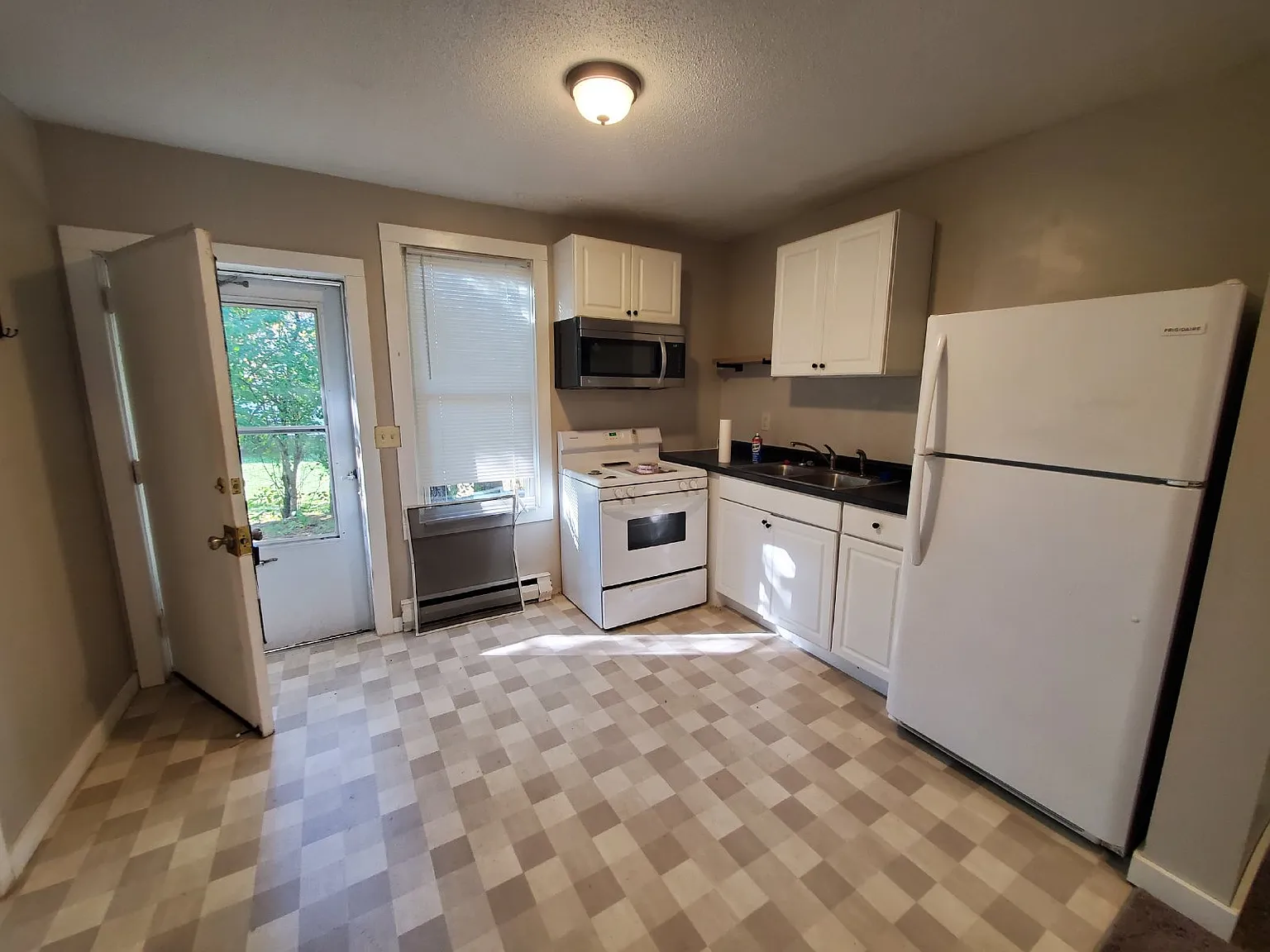 1 bed, 1.0 bath, 700 sqft, $999 — Photo 4