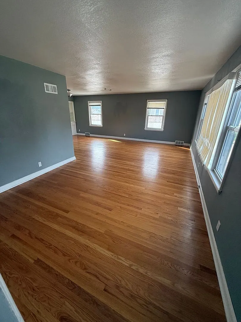 5284 N Teutonia Ave — Photo 3