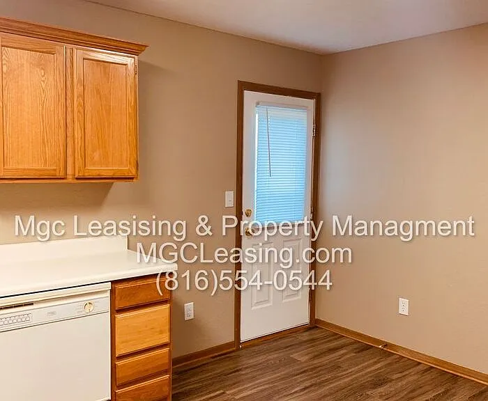 206 NW Parker Dr — Photo 4