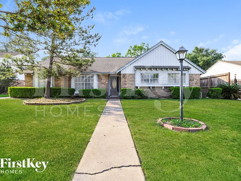 222 Magic Oaks Dr — Photo 1