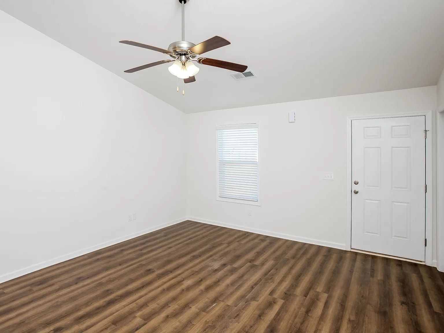 3 bed, 2.0 bath, 1300 sqft, $1,615 — Photo 3