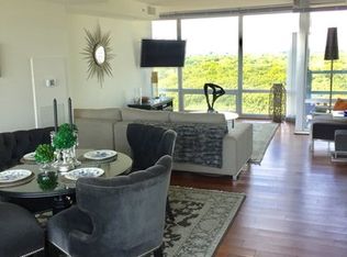 9655 Woods Dr #P-307, Skokie, IL 60077