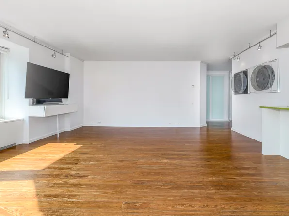 150 West 56th Street image 3 of 16