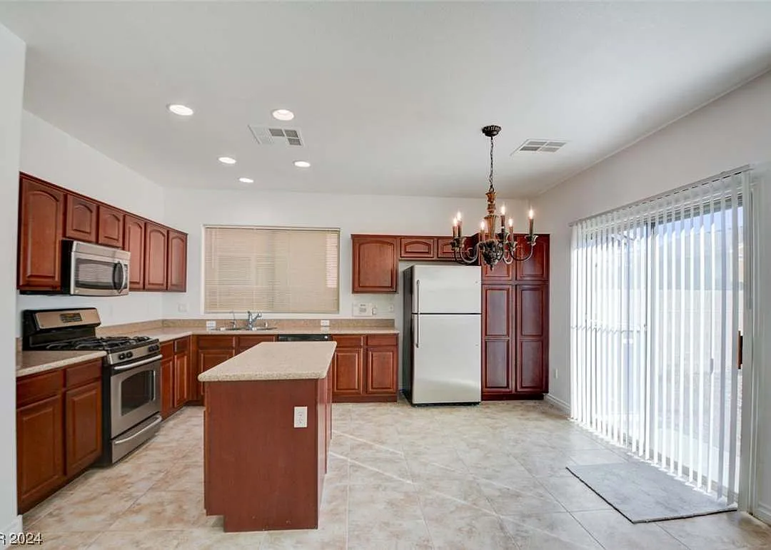 4 bed, 2.5 bath, 1763 sqft, $2,495 — Photo 4