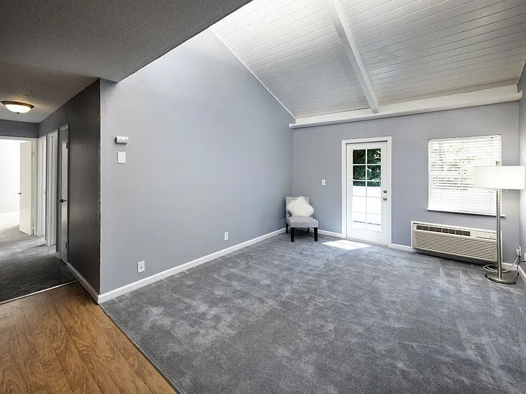 555 Apartment Homes — Photo 7