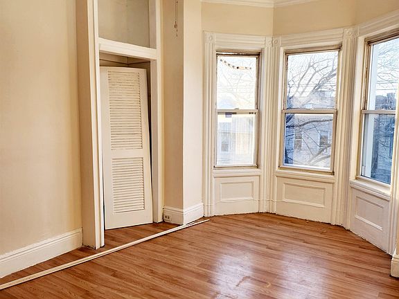 4th image of 48 Romaine Ave