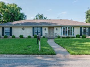 417 Brookview Dr, Hurst, TX 76054