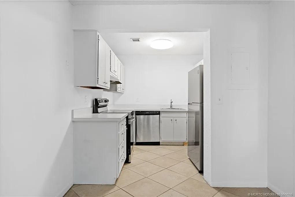 2 bed, 2.0 bath, 876 sqft, $1,995 — Photo 3