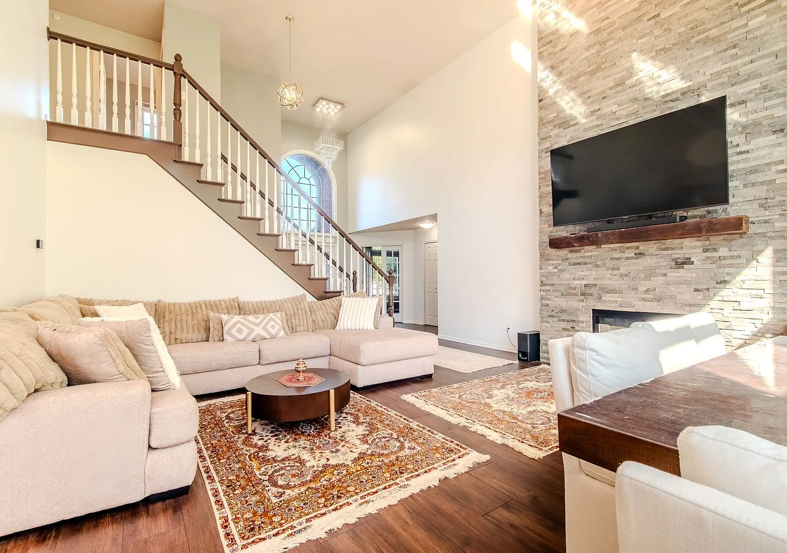 Stunning 4-Bedroom, 2-Bathroom, Full Equipped Kitchen, Washer and Dryer, Fully Finished Basement ... — Photo 4