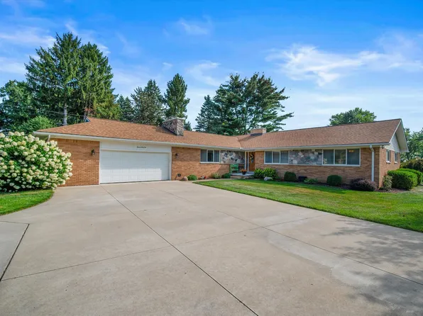 1161 Fox Hills Dr, Howell, MI 48843