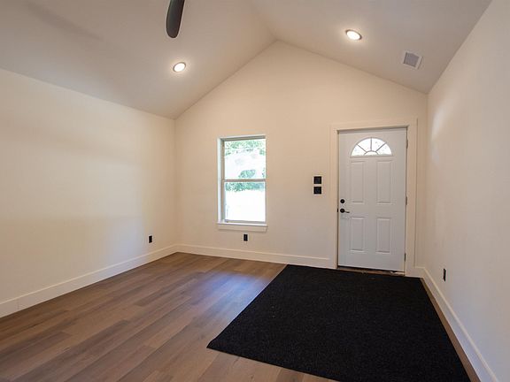 4th image of 1108 Park St