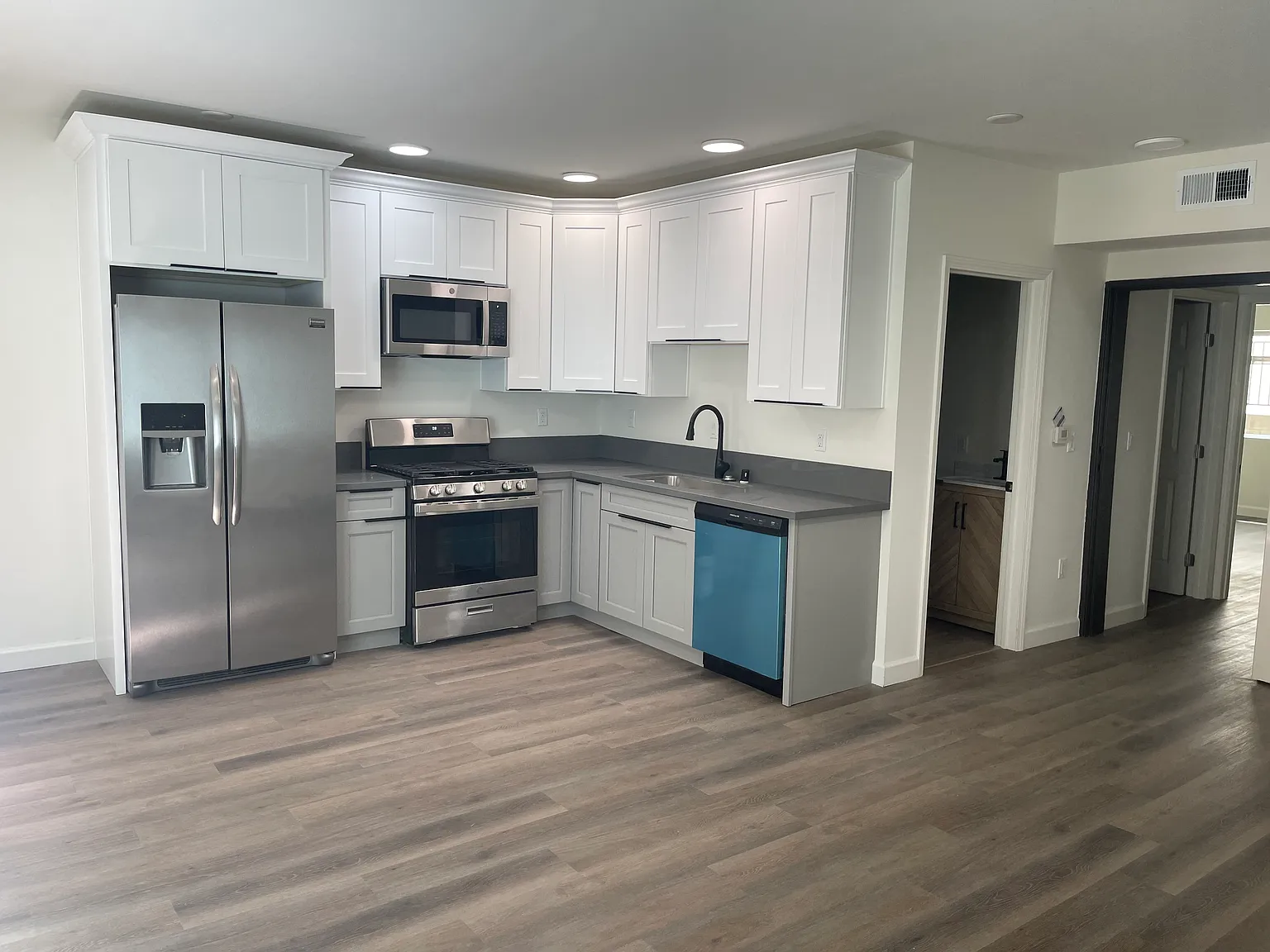 2 bed, 800 sqft, $2,200 — Photo 1