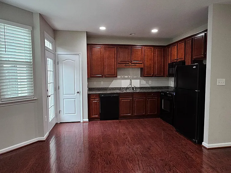 311 Prestwick Ln — Photo 2
