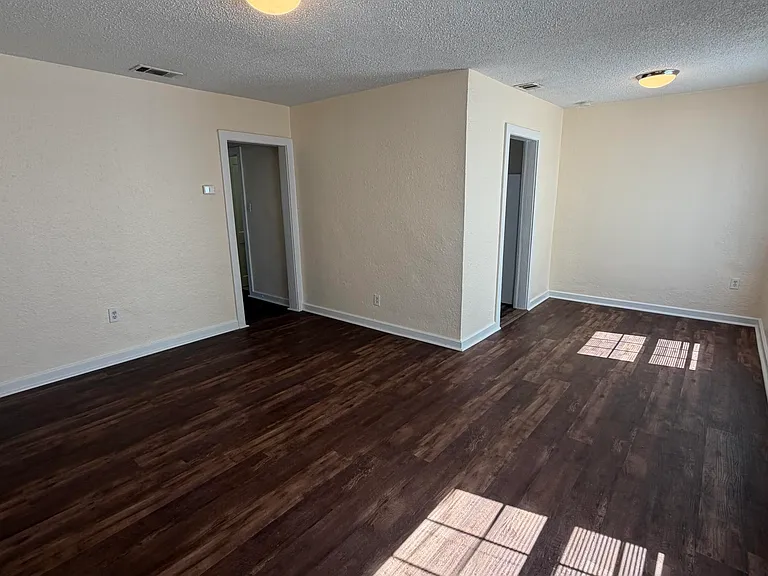 300 N James Ave — Photo 2