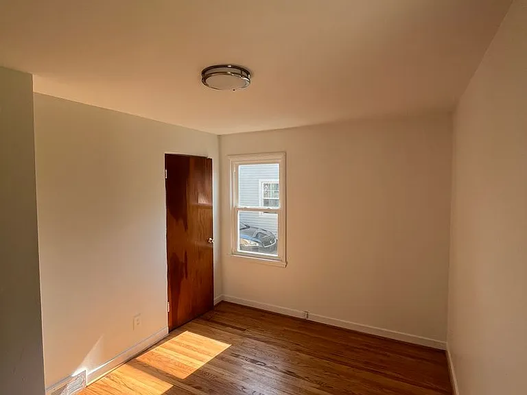 33 Van Olinda St — Photo 10