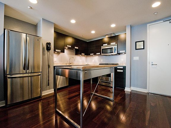 4th image of 300 Berry St Unit 520