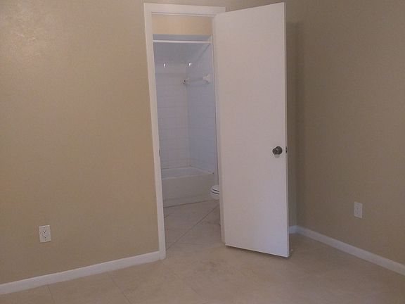 5th image of 3346 Camelot Dr APT B