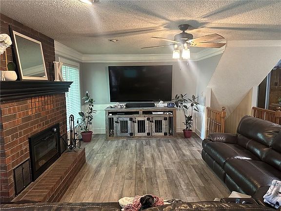 2nd image of 211 NE Clubhouse Dr