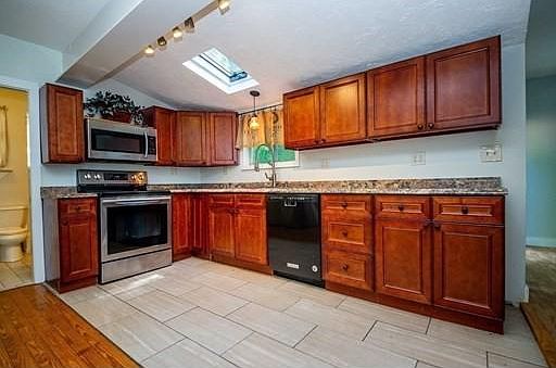 4th image of 419 Bedford St