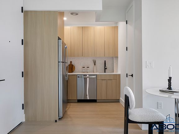 3rd image of 102 E 53rd St #6D