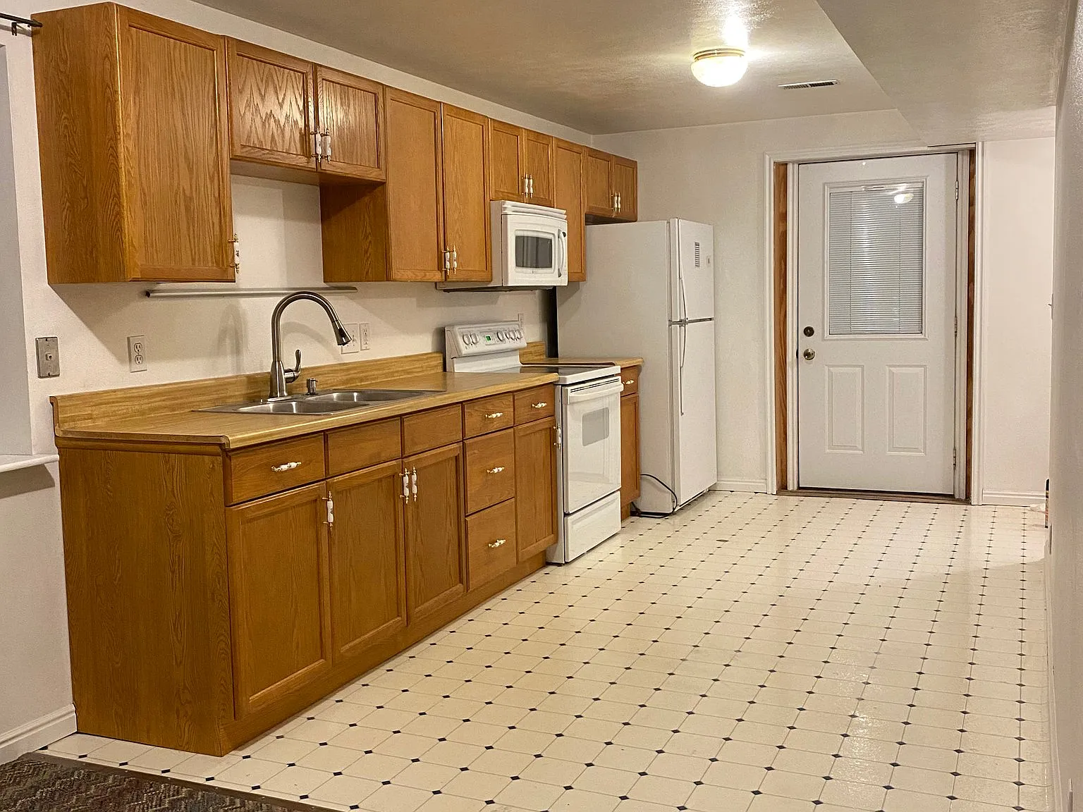 3 bedroom 1 bathroom basement for rent — Photo 3