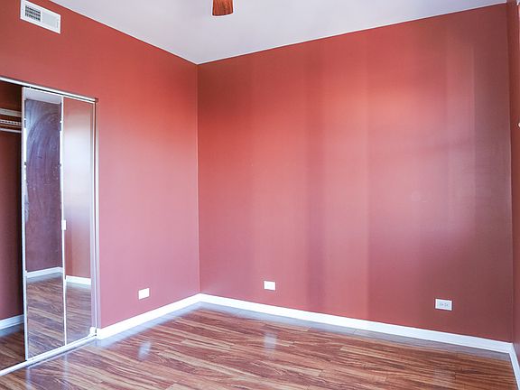 3rd image of 1038 N Wood St Unit 3