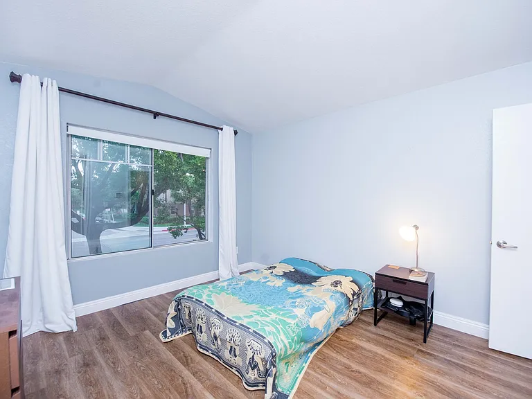 865 E Broadway — Photo 27