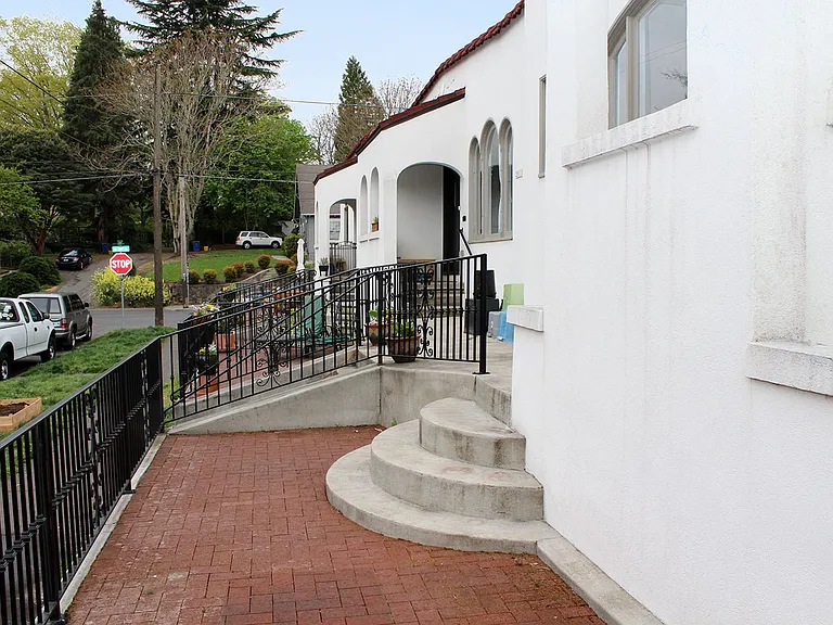 Gorgeous Remodeled Belmont 1 Bedroom with Garage! — Photo 22