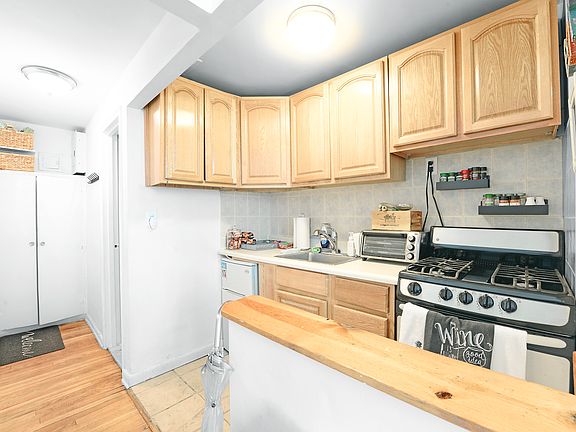 5th image of 149 E 62nd St #2A