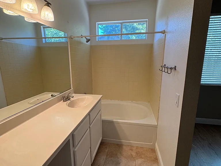 901 Ross Dr — Photo 16