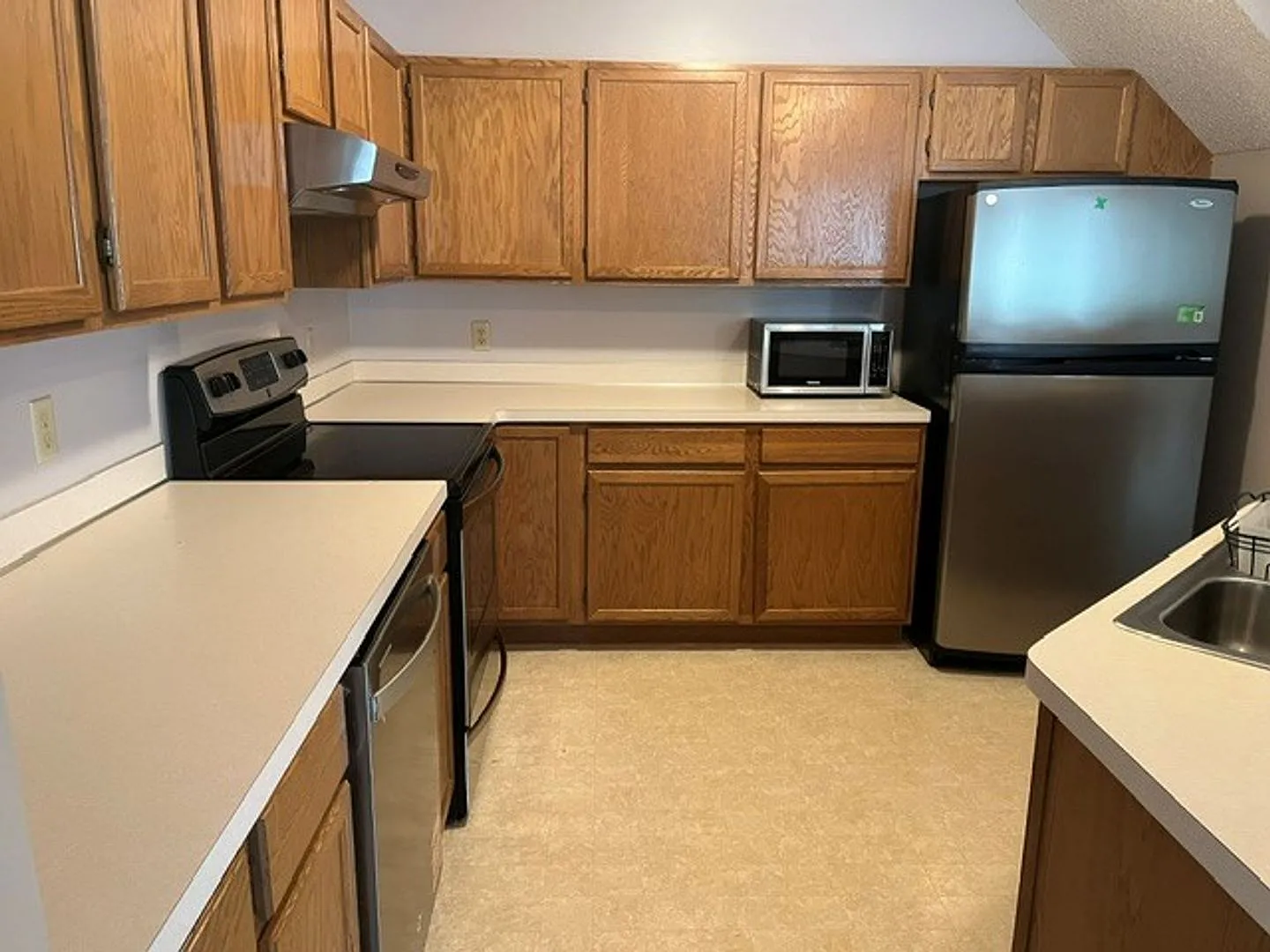 Spacious 2 Bedroom 1.5 Bath Townhome — Photo 2