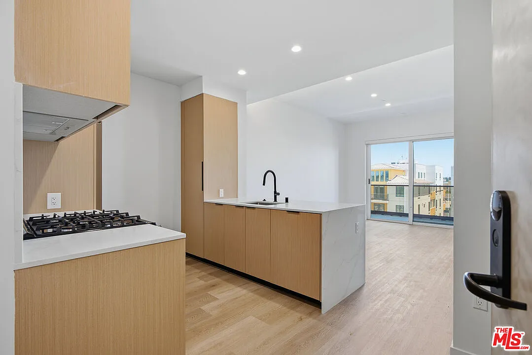 1 bed, 1.0 bath, 752 sqft, $4,295 — Photo 1