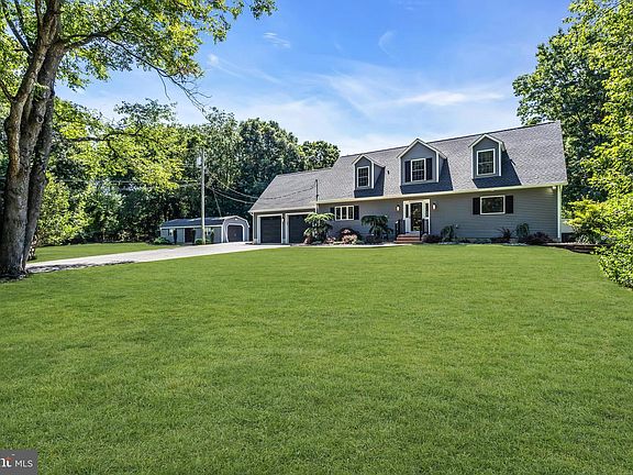 4th image of 412 Greentree Rd