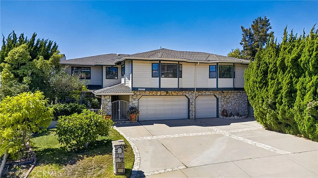 4 bed, 4580 sqft, $12,000 — Photo 1