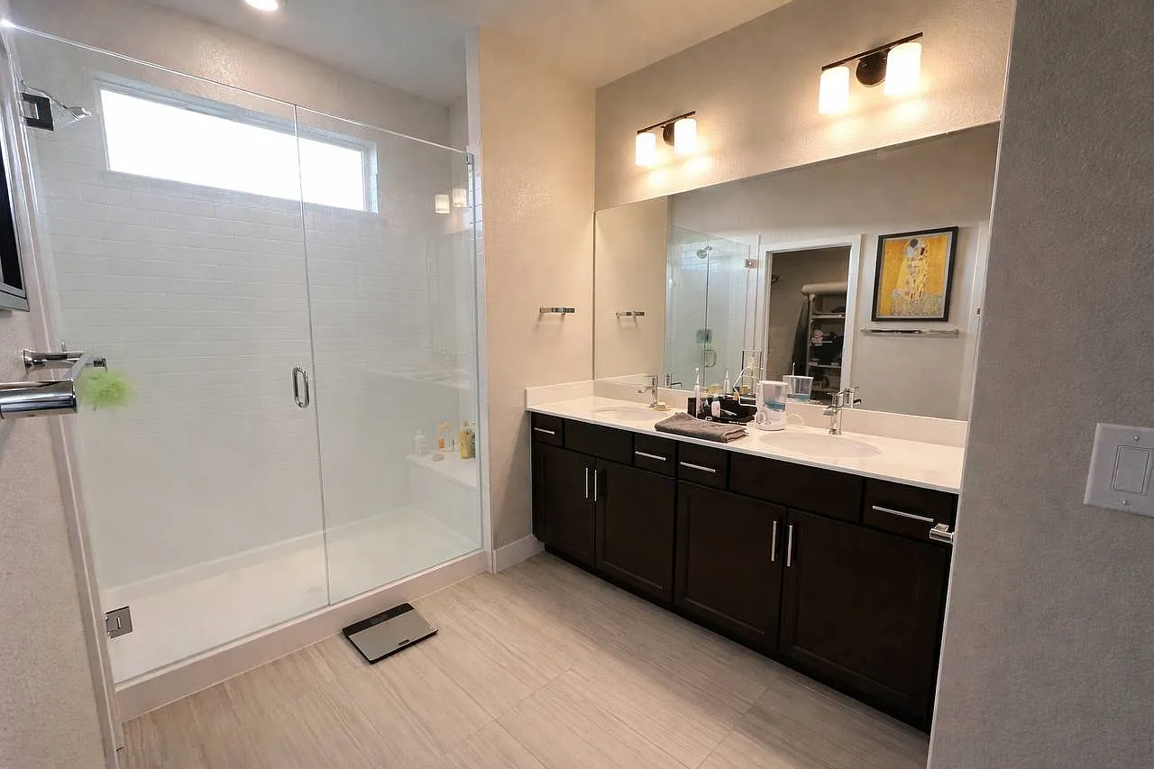 3 bed, 2460 sqft, $990 — Photo 4