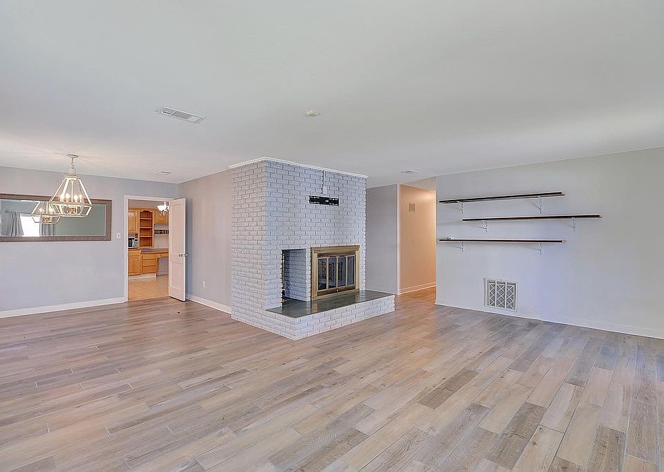 1st image of 304 Eastview Dr