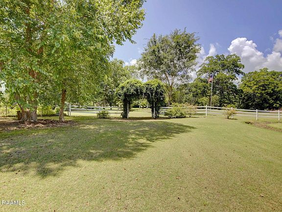 3rd image of 121 Bayou Bend Cir