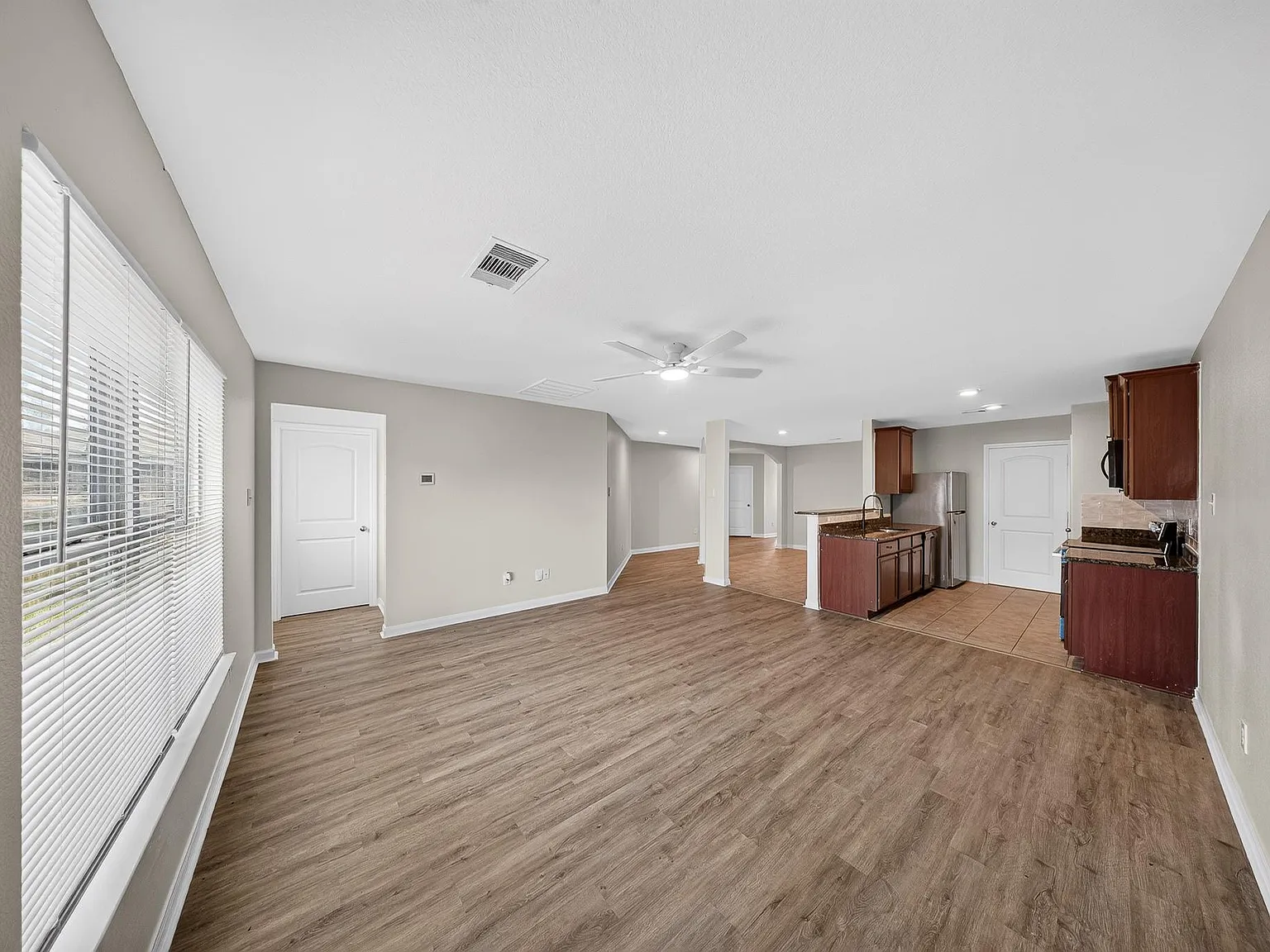 3 bed, 2.0 bath, 1396 sqft, $1,900 — Photo 4