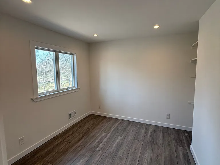 1090 Pelham Pkwy S — Photo 10