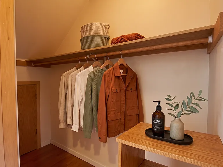 3644 Woodland Park Apartments are located in Wallingford — Photo 19