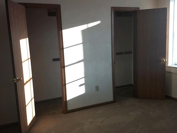 BEDROOM DOUBLE CLOSET