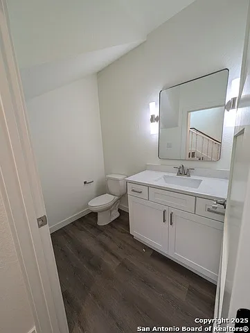 627 Essex St — Photo 7