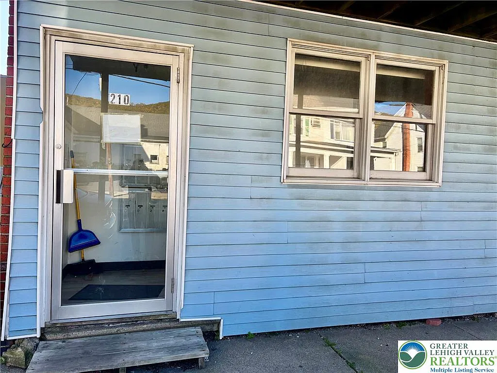 1 bed, 1.0 bath, 7280 sqft, $1,300 — Photo 2