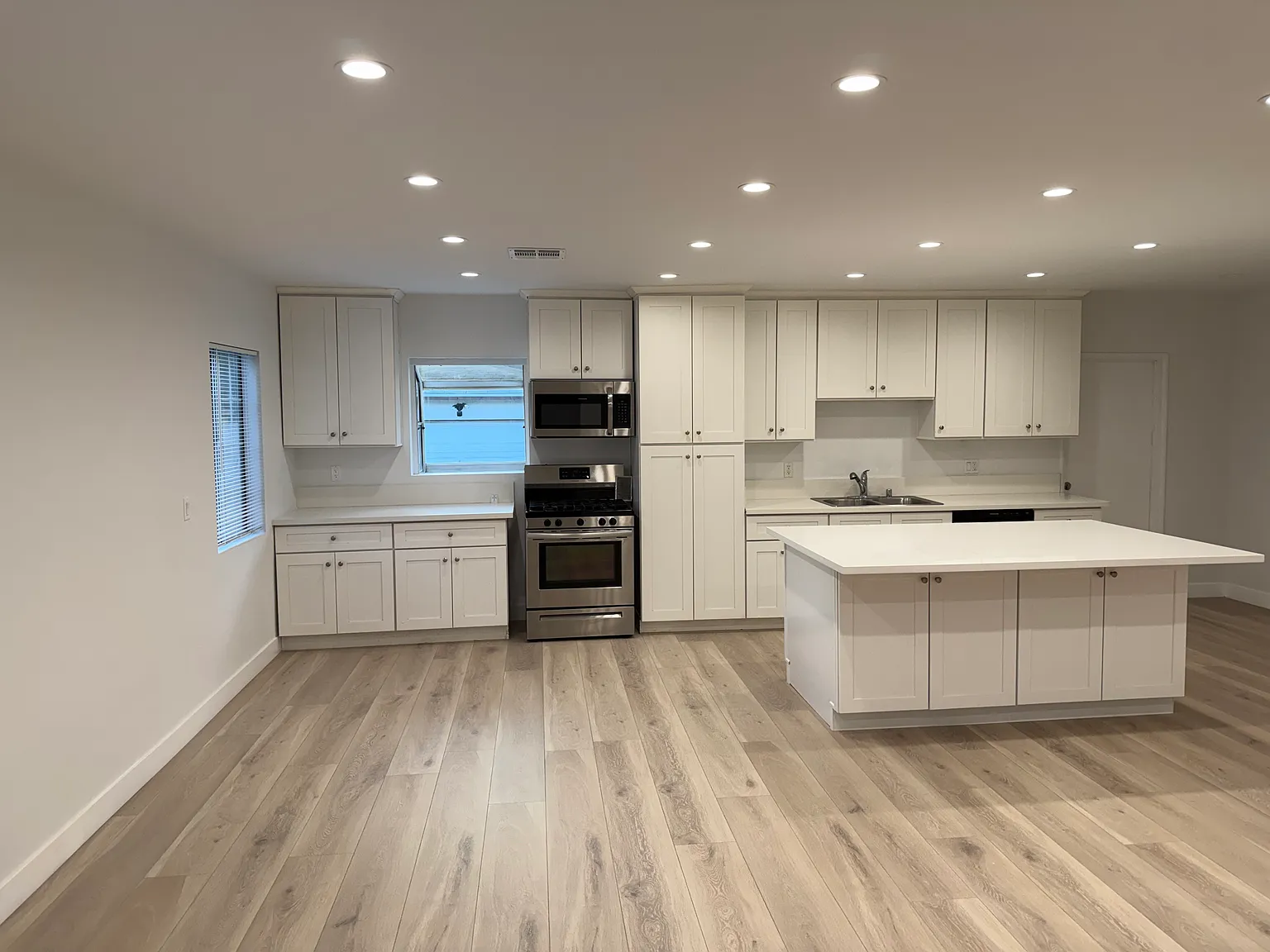3 bed, 1220 sqft, $3,850 — Photo 4