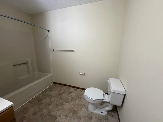 3 bed, 1.5 bath, 1350 sqft, $1,300 — Photo 13