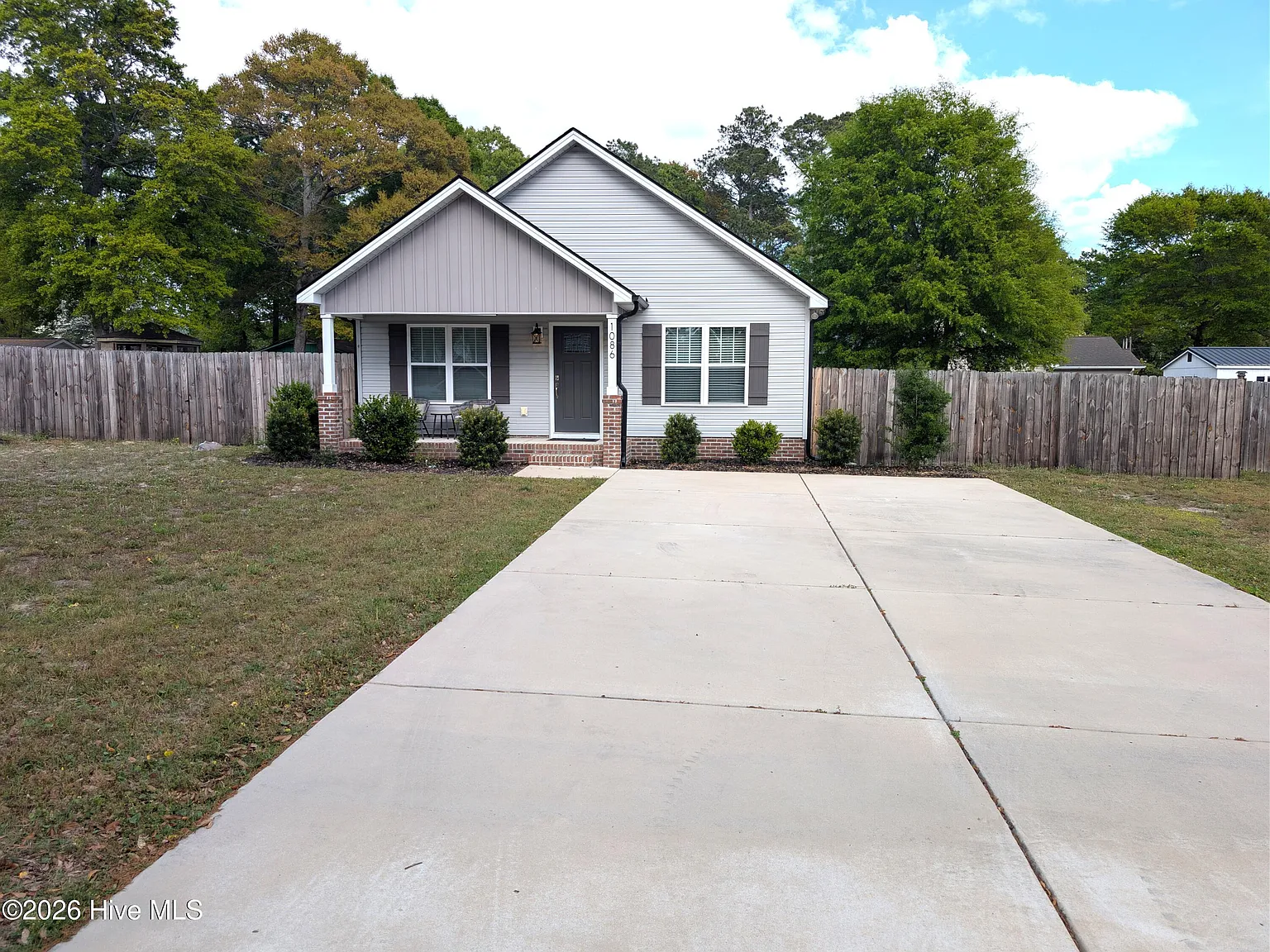 3 bed, 2.0 bath, 1232 sqft, $1,900 — Photo 2