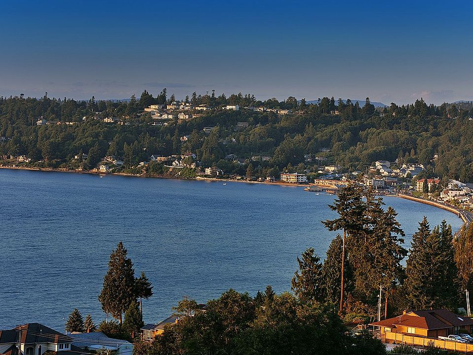 Sunsets and ever changing views of Redondo from your living room