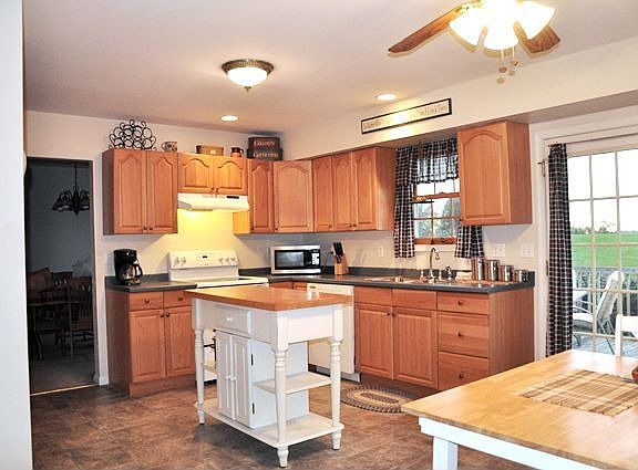 Country eat-in kitchen