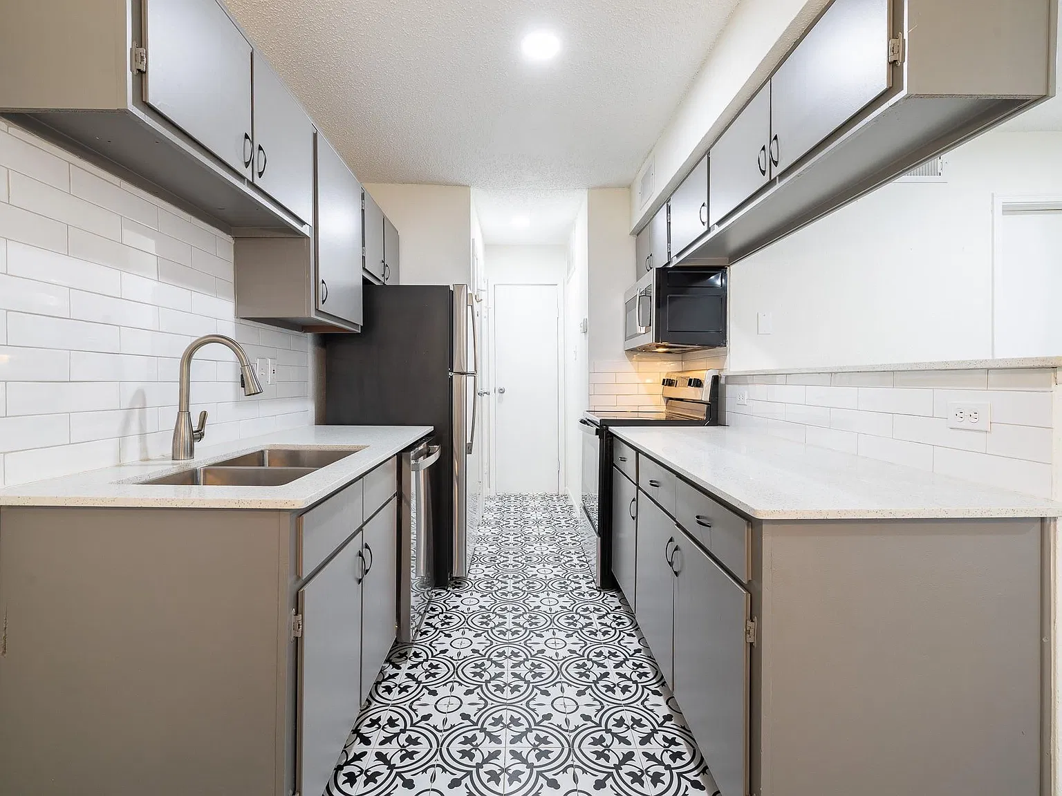 1 bed, 1.0 bath, 704 sqft, $1,050 — Photo 4